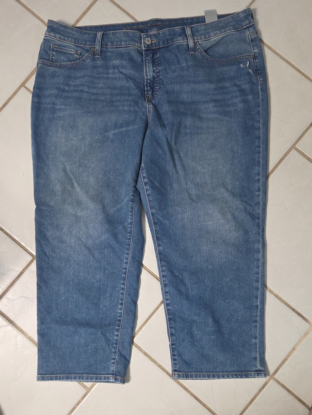 So Slimming Girlfriend Crop Slim Leg Jeans With Dustress At Pocket.